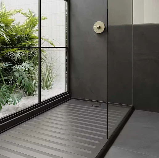 Douche à l'italienne à mur anthracite, jardin intérieur derrière la vitre
