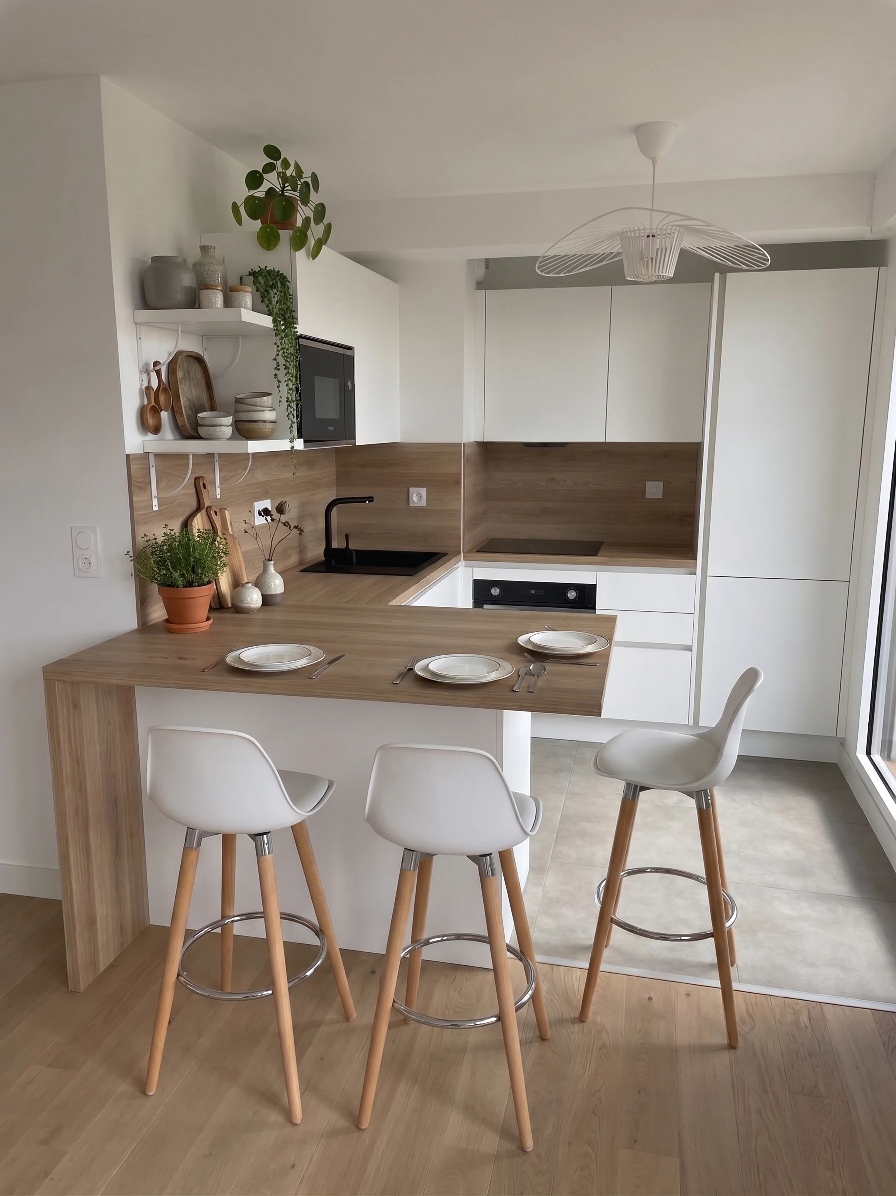 Cuisine blanche compacte avec bar en bois et tabourets, réalisation MT Cuisine à Toulouse