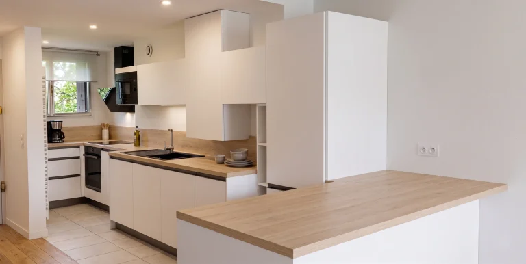 Cuisine blanche et bois avec bar en plan de travail bois, réalisation MT Cuisine à Toulouse