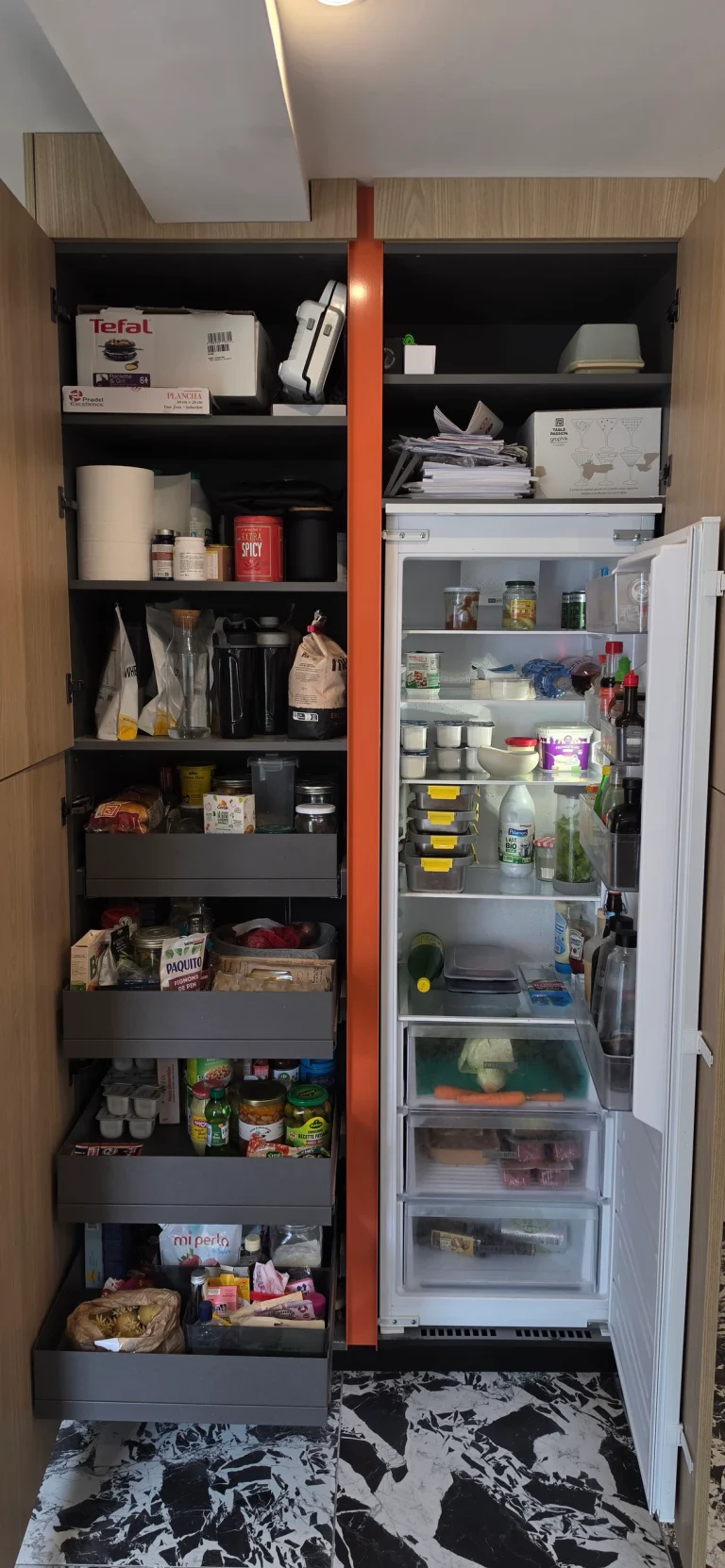 Colonne d’épicerie et colonne réfrigérateur ouvertes, rangements sur tiroirs, réalisation MT Cuisine à Toulouse