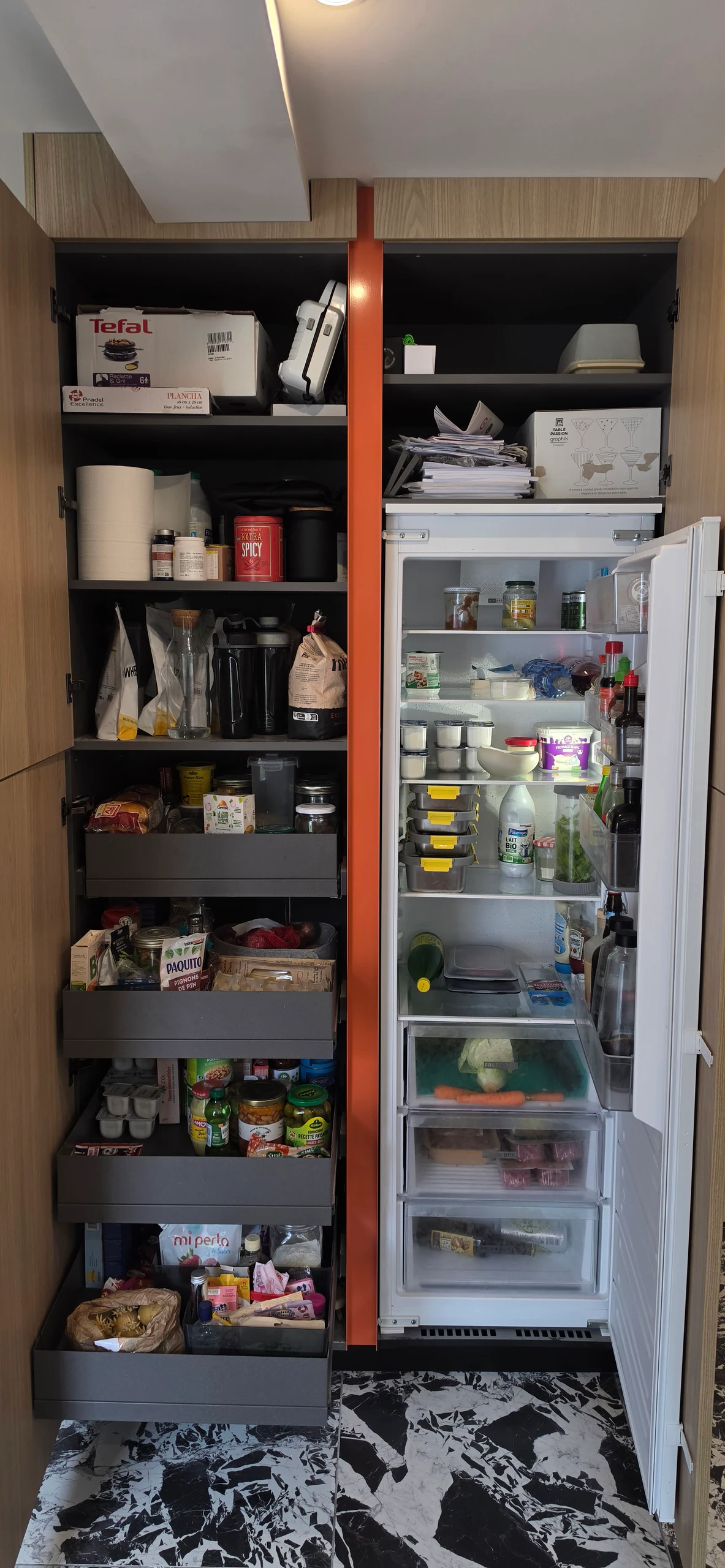 Colonne d’épicerie et colonne réfrigérateur ouvertes, rangements sur tiroirs, réalisation MT Cuisine à Toulouse