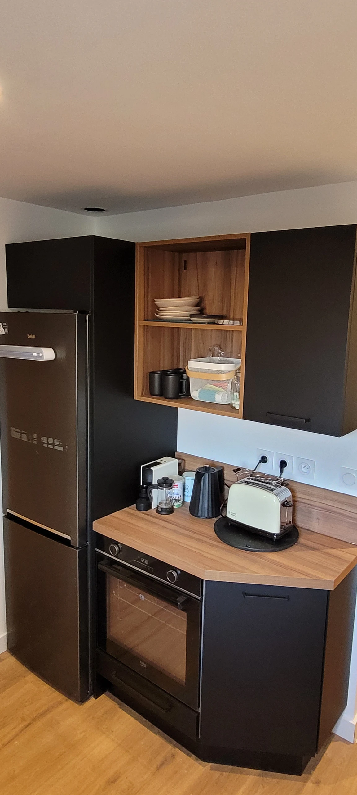 Colonne de four et réfrigérateur en façades noires avec niches ouvertes, réalisation MT Cuisine à Pins-Justaret