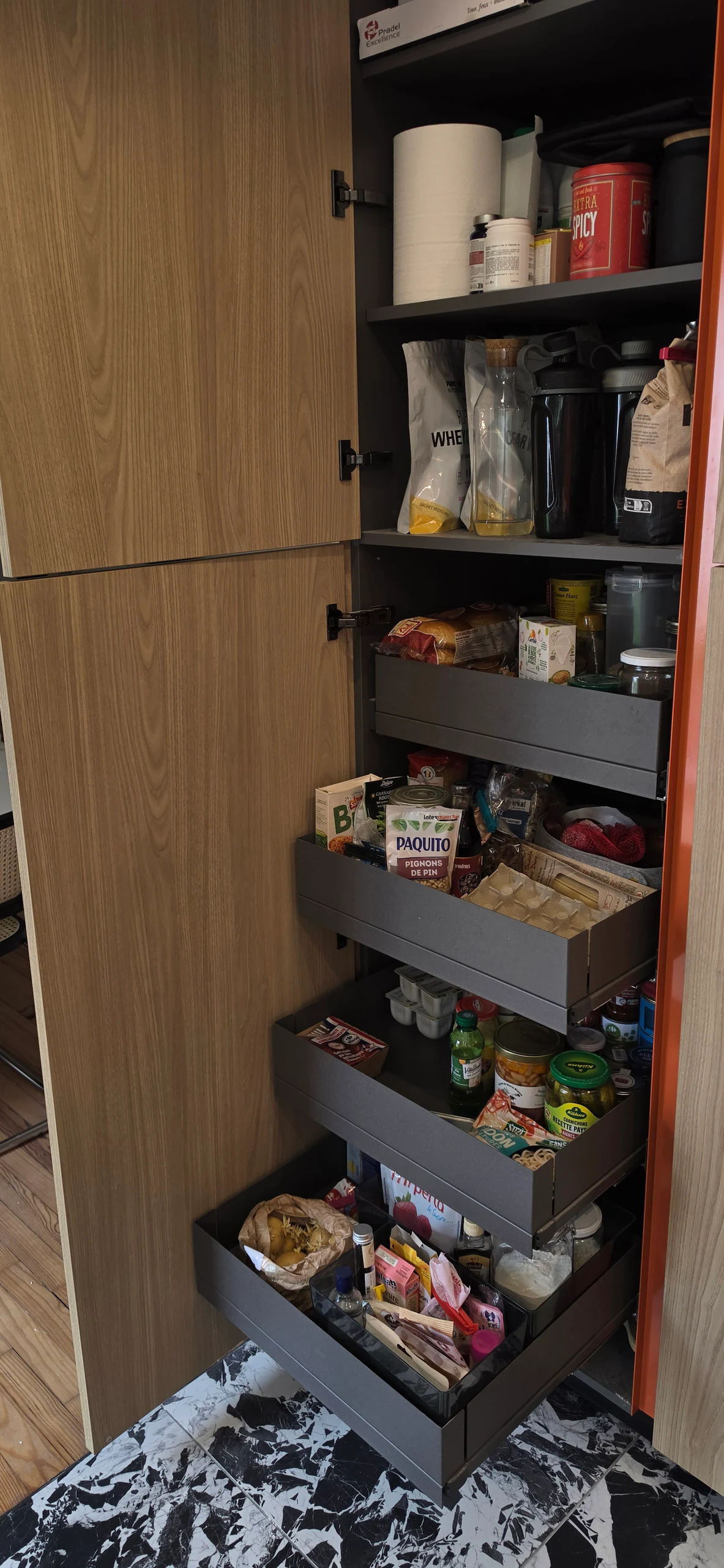 Colonne de rangement à tiroirs coulissants ouverte, réalisation MT Cuisine à Toulouse