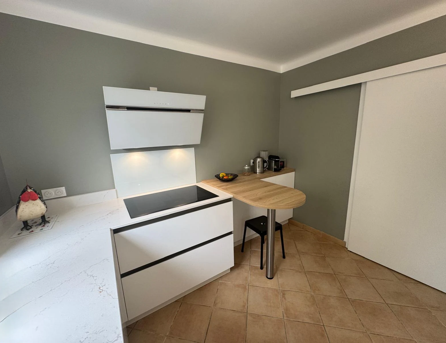 Hotte inclinée Elica au-dessus de la plaque et tablette petit déjeuner en bois, réalisation MT Cuisine à Toulouse