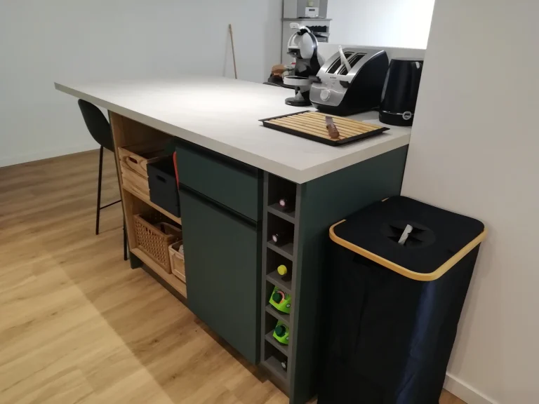 Retour d’îlot avec rangement à bouteilles et niches ouvertes, réalisation MT Cuisine à Toulouse