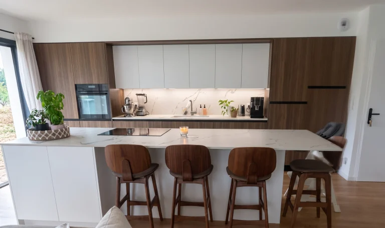 Îlot table avec tabourets en bois, façades d'aspect noyer, réalisation MT Cuisine à Léguevin