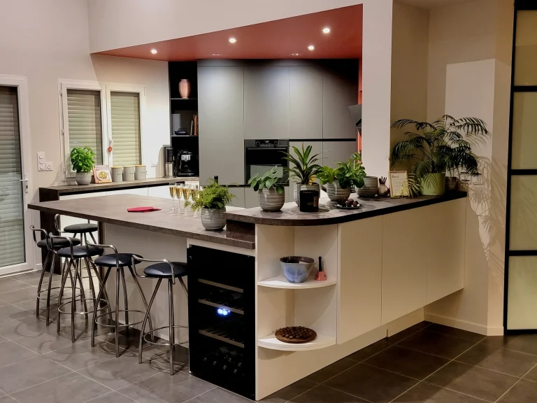 Îlot en retour avec tabourets et cave à vin intégrée, réalisation MT Cuisine à Tournefeuille
