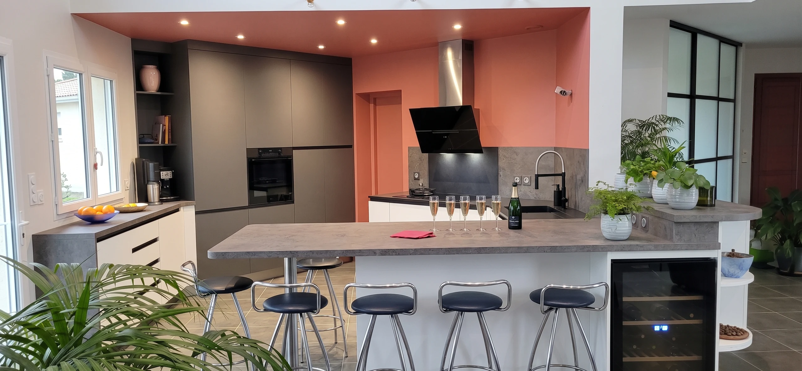 Cuisine bicolore blanc mat et Lavagna avec îlot et mur terracotta, réalisation MT Cuisine à Tournefeuille