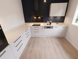 Cuisine en L à façades gris clair avec hotte en verre noir et sol effet parquet, devant un mur sombre, réalisation MT Cuisine à Merville