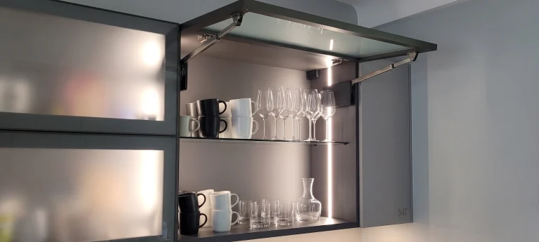 Meuble haut vitré aux étagères éclairées, verres et tasses, réalisation MT Cuisine à Vigoulet-Auzil