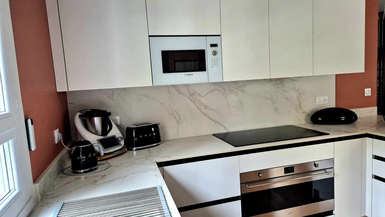 Plan de travail avec plaque à induction et petit électroménager, réalisation MT Cuisine à Pompertuzat
