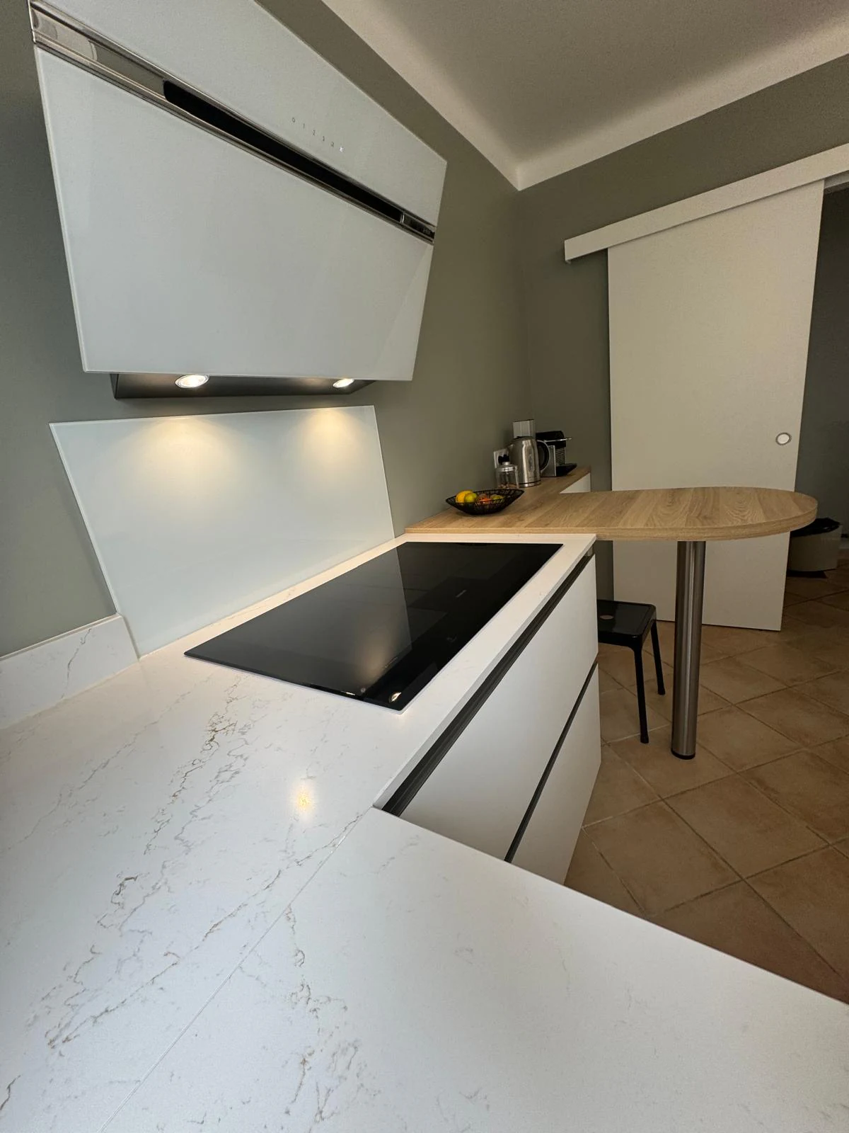 Plan de travail Silestone Ethereal Glow avec plaque à induction et tablette effet bois, réalisation MT Cuisine à Toulouse