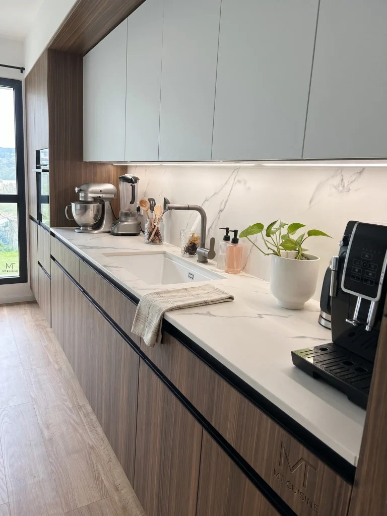 Plan de travail Dekton Kairos avec évier, robot et machine à café, réalisation MT Cuisine à Léguevin