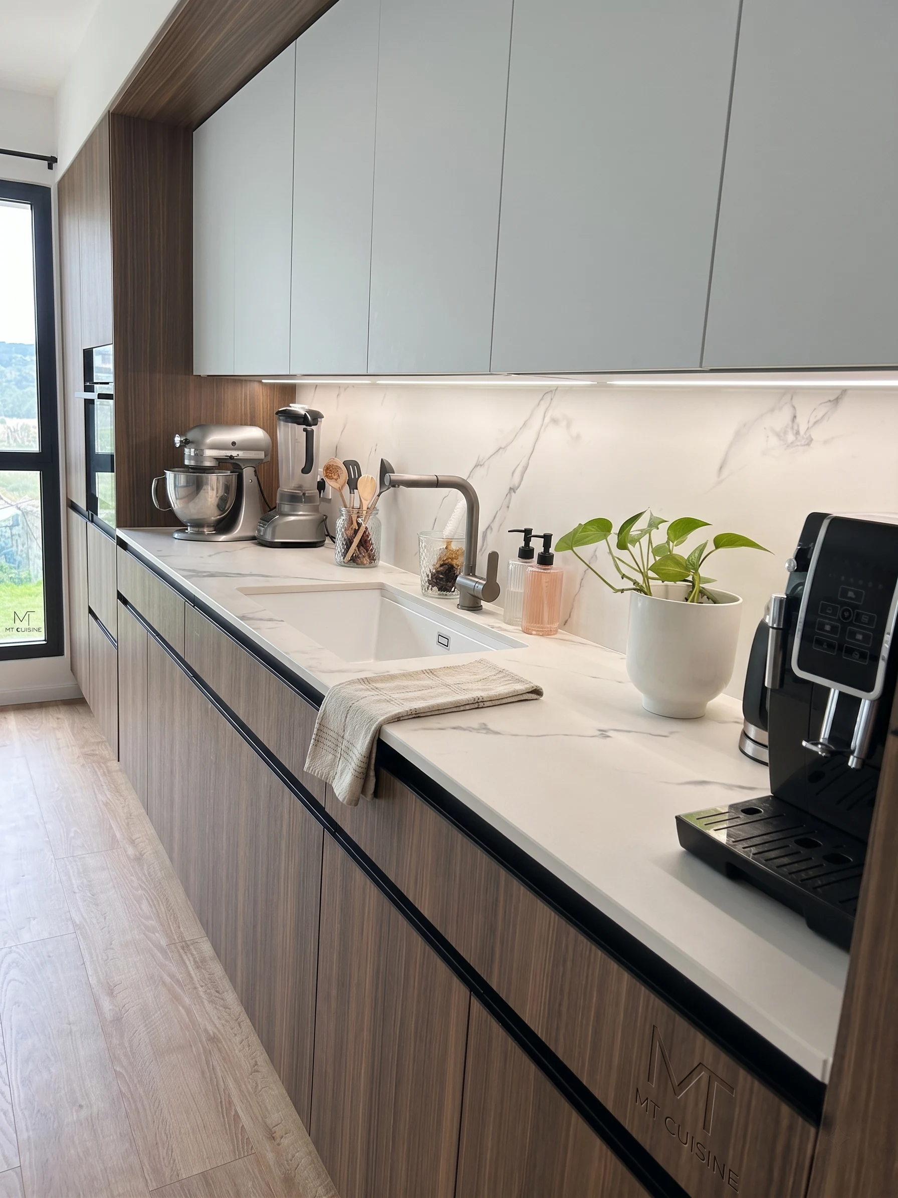 Plan de travail Dekton Kairos avec évier, robot et machine à café, réalisation MT Cuisine à Léguevin