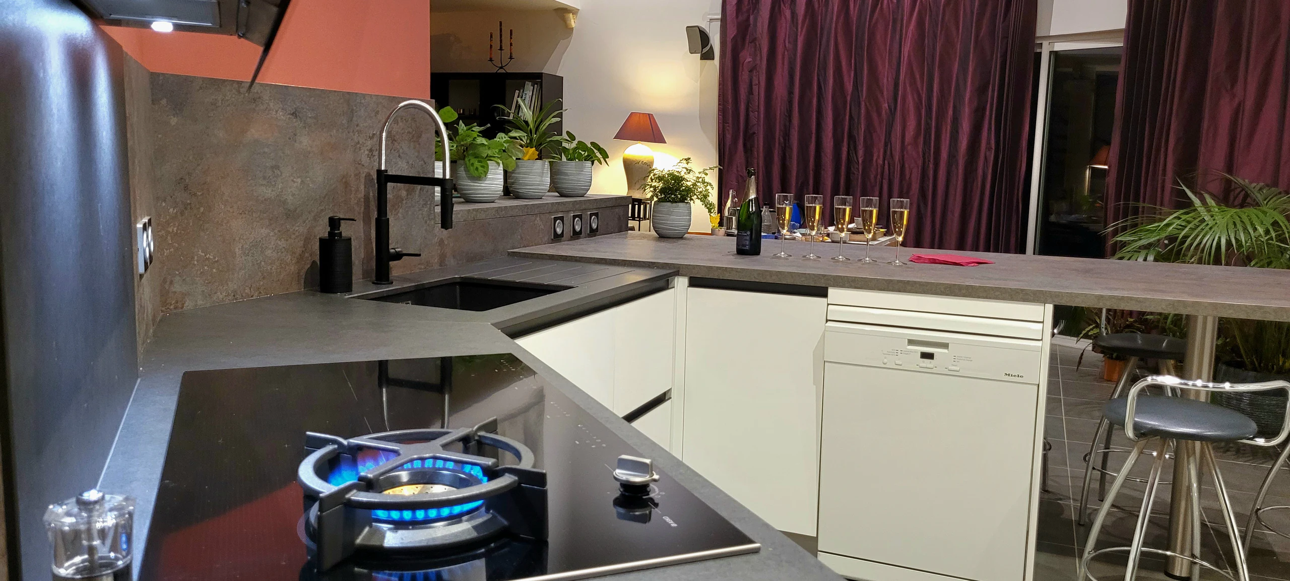 Plaque à gaz encastrée dans le plan de travail, crédence stratifié effet industriel, réalisation MT Cuisine à Tournefeuille