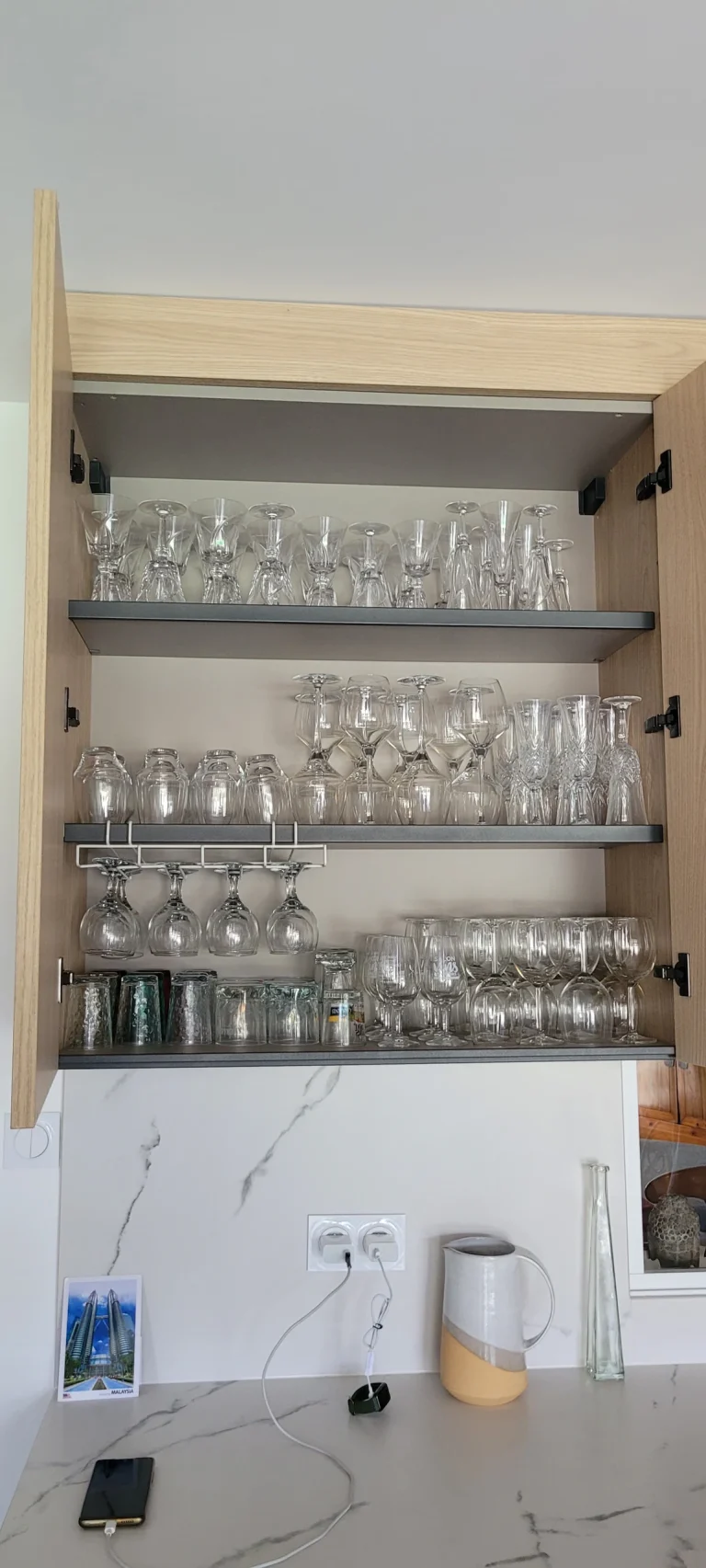 Meuble haut ouvert sur un rangement à verres, crédence
