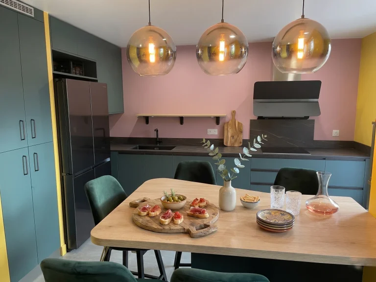 Coin repas éclairé par des suspensions en verre, réalisation MT Cuisine à Toulouse