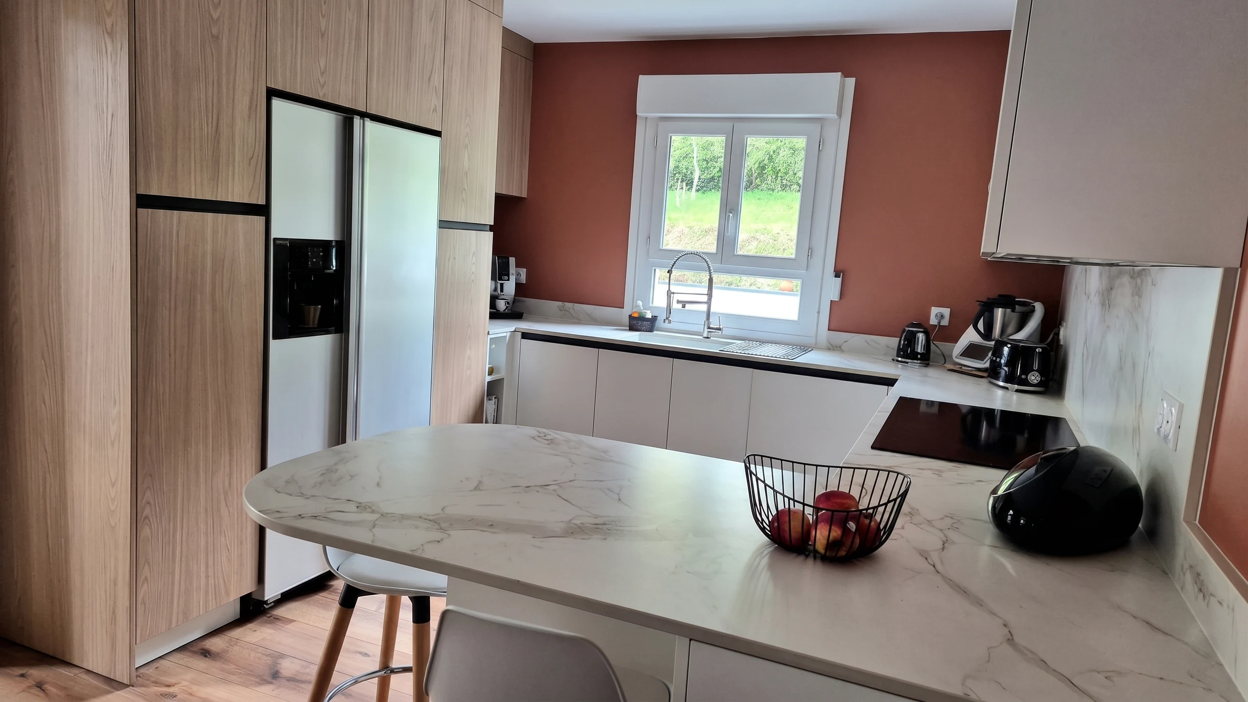 Cuisine à façades blanches avec table et réfrigérateur américain, réalisation MT Cuisine à Pompertuzat