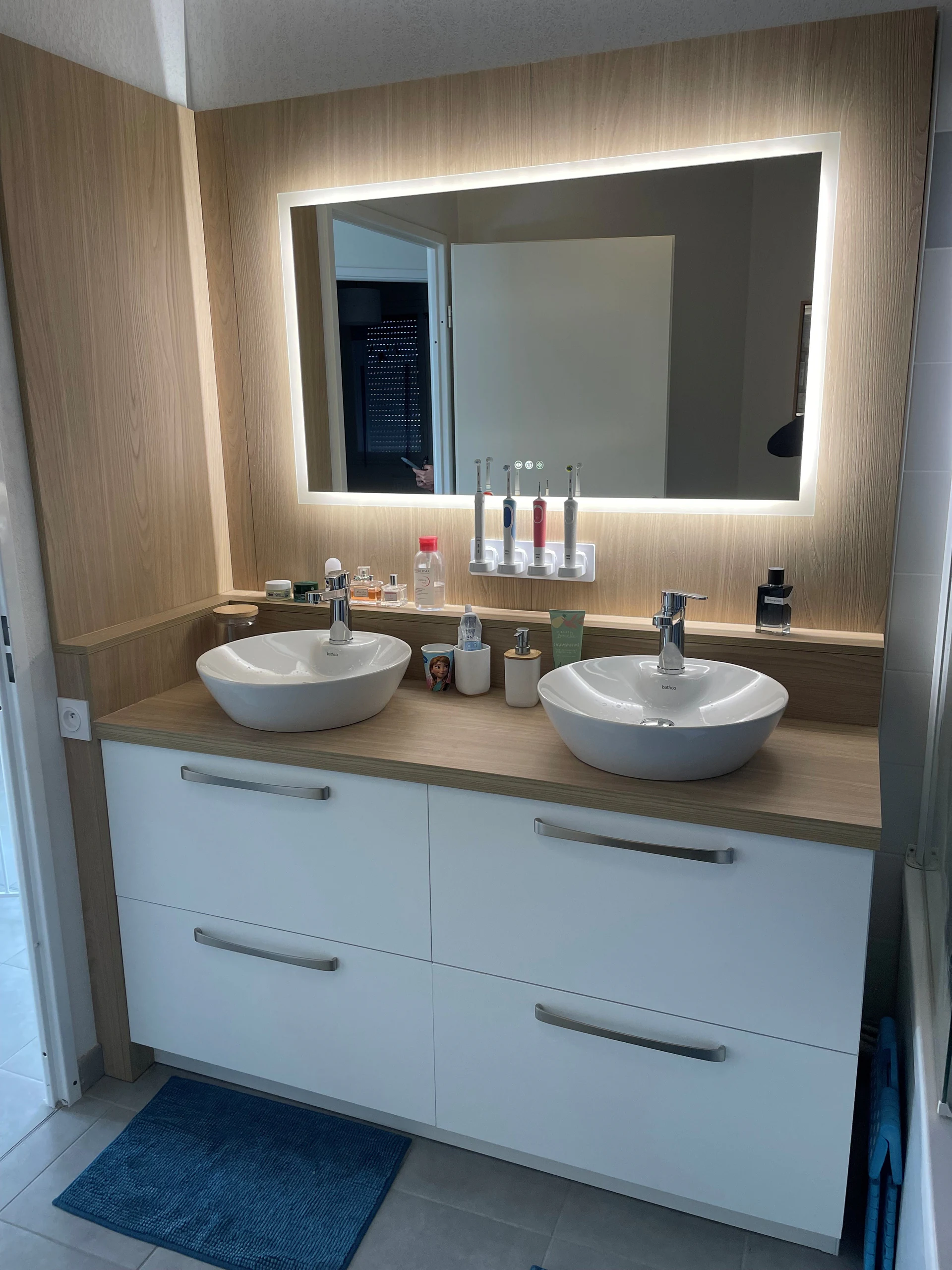 Salle de bain avec double vasque à poser, meuble blanc et miroir rétroéclairé, réalisation MT Cuisine à Auzielle