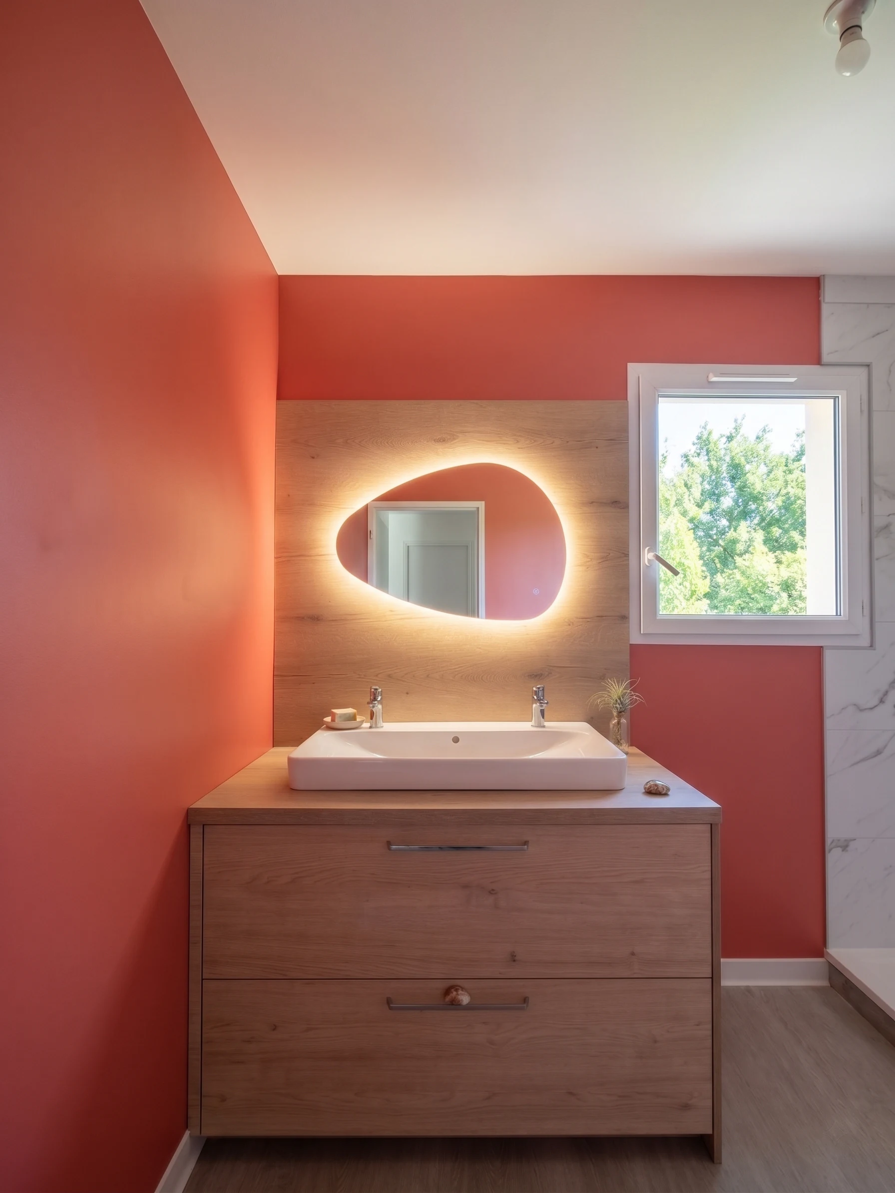 Salle de bain avec grande vasque, mur terracotta et miroir rétroéclairé, réalisation MT Cuisine à Gagnac-sur-Garonne