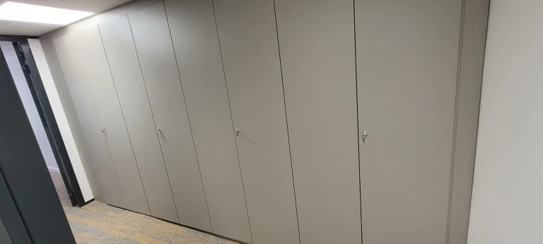 Armoires hautes grises toute hauteur dans un bureau professionnel, réalisation MT Cuisine