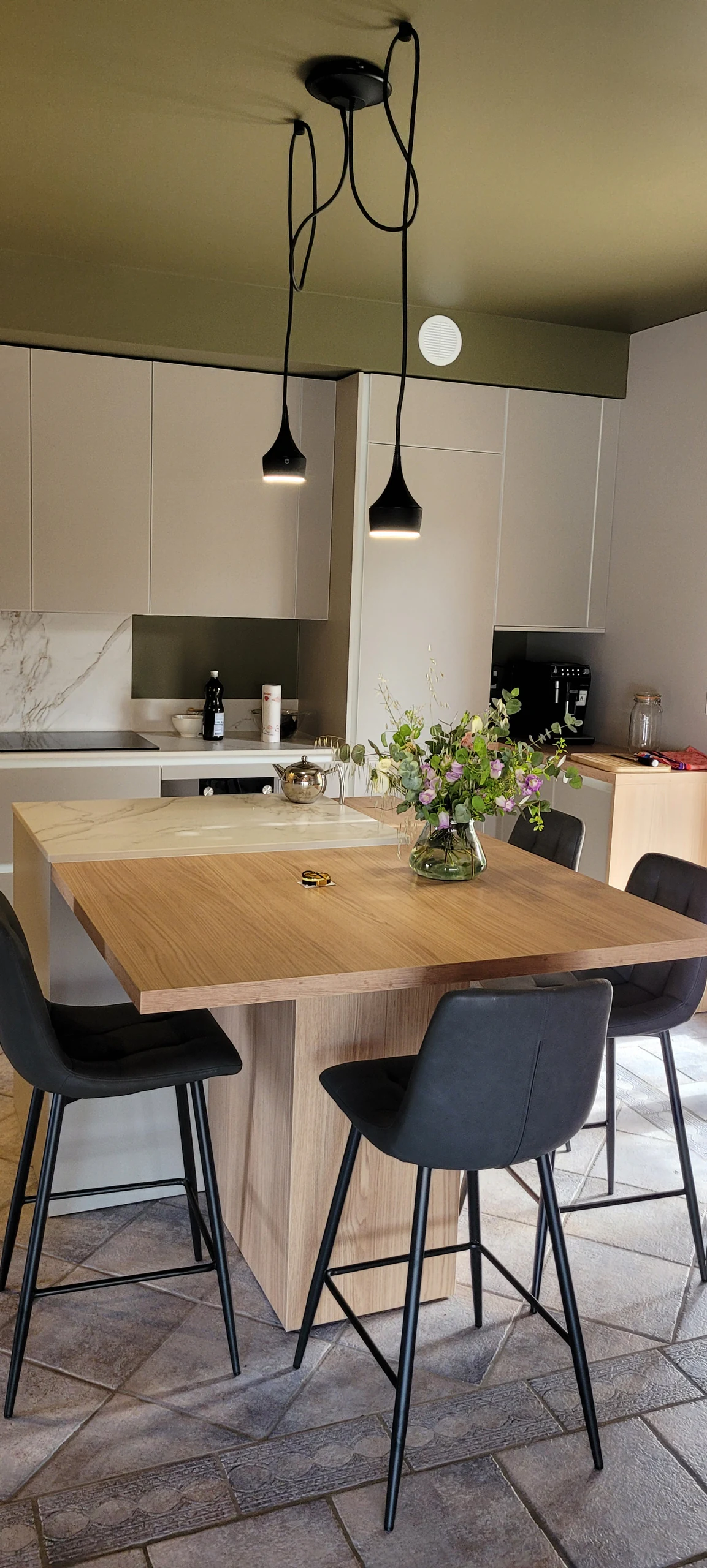 Îlot au plan de travail en Dekton Entzo, réalisation MT Cuisine à Plaisance-du-Touch