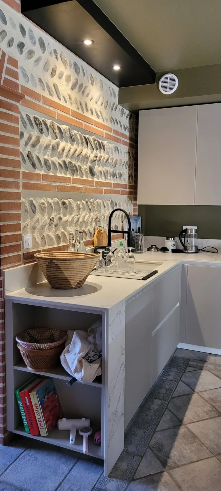Évier devant le mur en brique, réalisation MT Cuisine à Plaisance-du-Touch