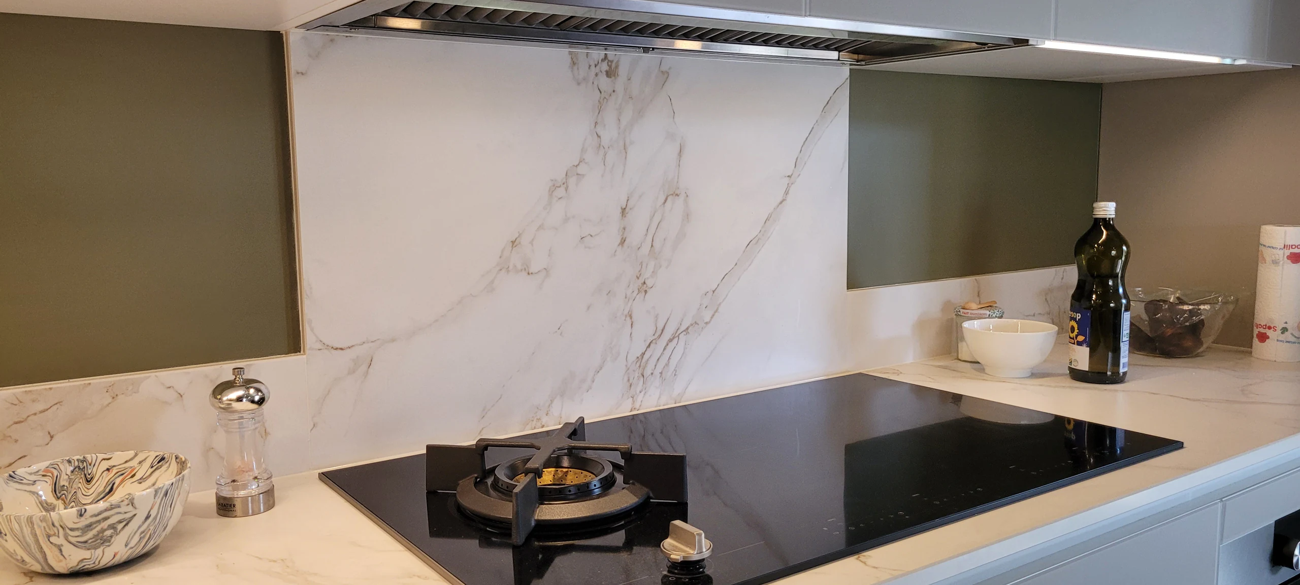 Plan de travail en Dekton Entzo et crédence, réalisation MT Cuisine à Plaisance-du-Touch