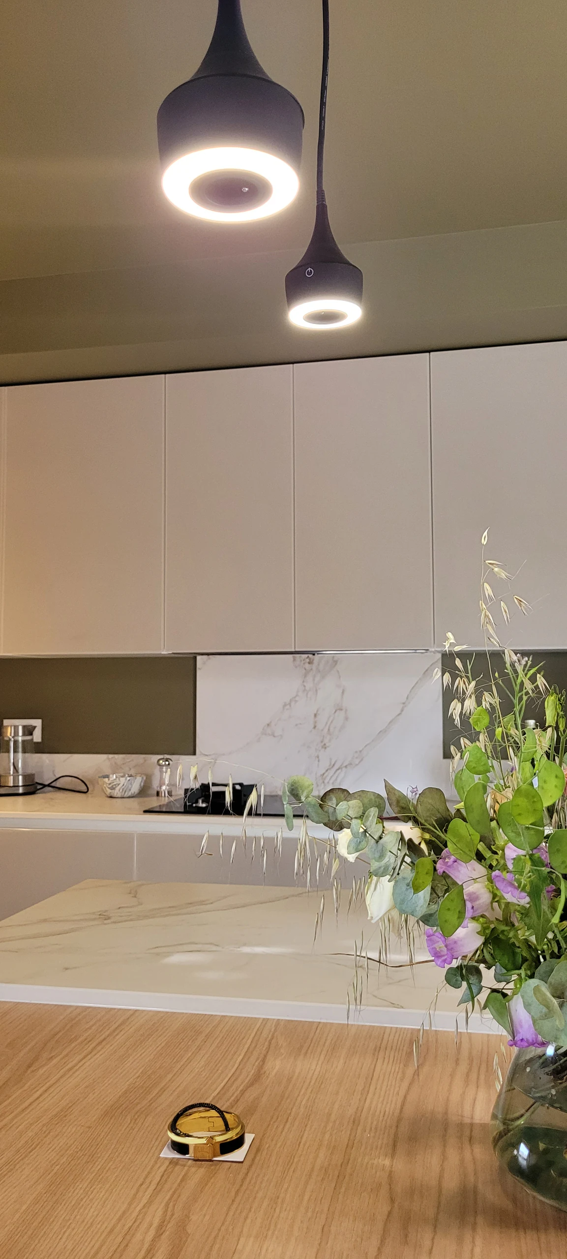 Détail de la table en plaquage de chêne naturel, réalisation MT Cuisine à Plaisance-du-Touch