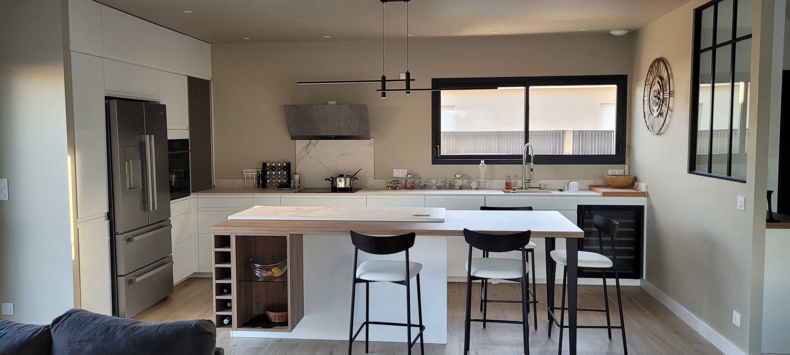 Colonnes montées jusqu’au plafond et hotte intégrée, réalisation MT Cuisine à Plaisance-du-Touch