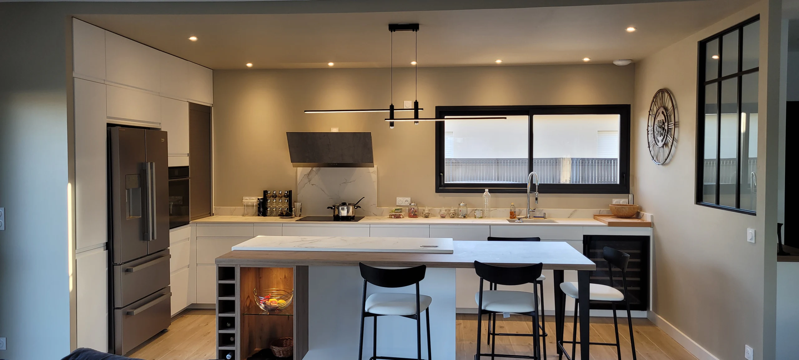 Îlot et cave à vin intégrée à l’agencement, réalisation MT Cuisine à Plaisance-du-Touch