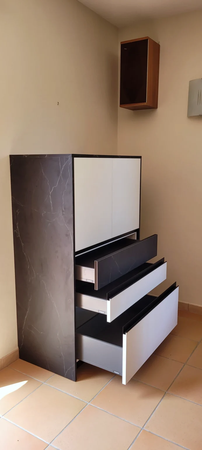 Meuble de rangement sur mesure, tiroirs ouverts sur les aménagements intérieurs