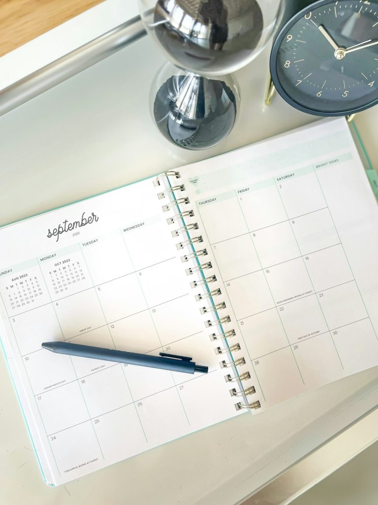 Agenda ouvert avec un stylo, planification du jour de livraison de votre cuisine