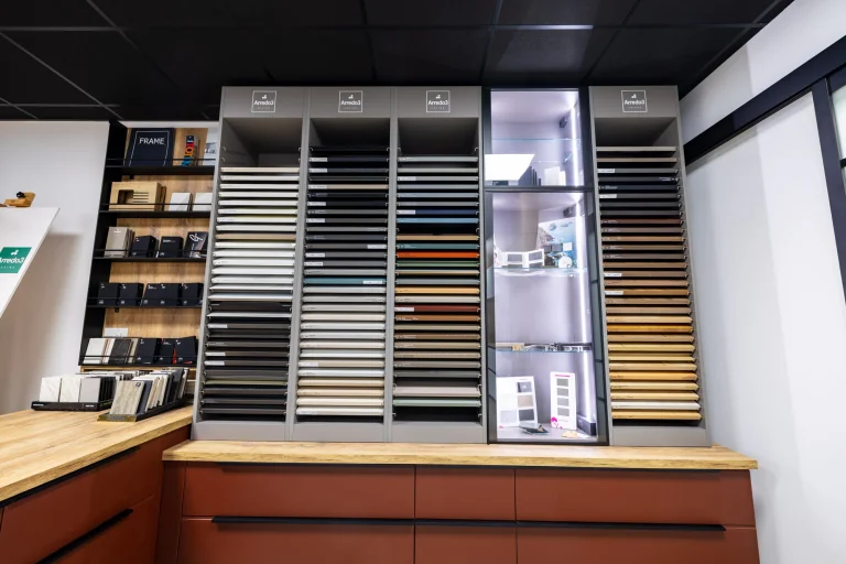 Mur d'échantillons de façades et de teintes classés par panneaux coulissants, showroom MT Cuisine à Portet-sur-Garonne