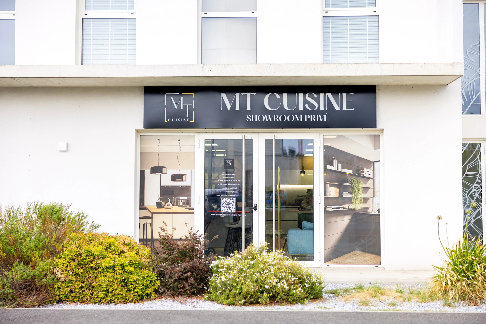 Façade du showroom avec l'enseigne MT Cuisine Showroom privé au-dessus de la vitrine, Portet-sur-Garonne