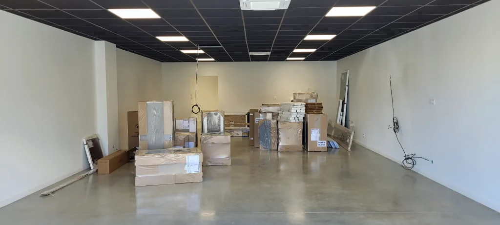 Cartons Arredo3 posés dans le showroom MT Cuisine de Portet-sur-Garonne encore vide, avril 2023