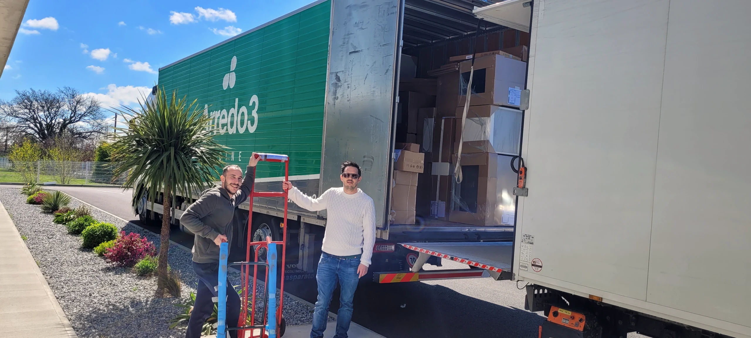 Mathieu et Thomas devant le camion Arredo3 en livraison au showroom MT Cuisine de Portet-sur-Garonne, avril 2023