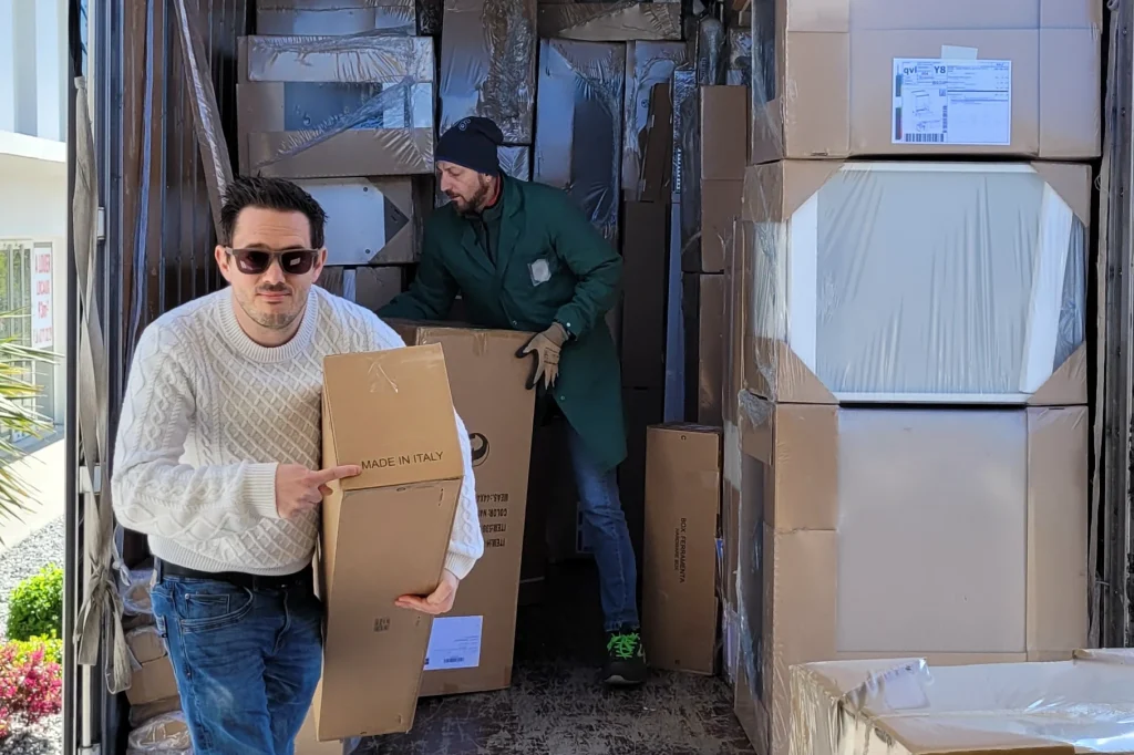 Mathieu déchargeant un carton du camion Arredo3 au showroom MT Cuisine de Portet-sur-Garonne, avril 2023
